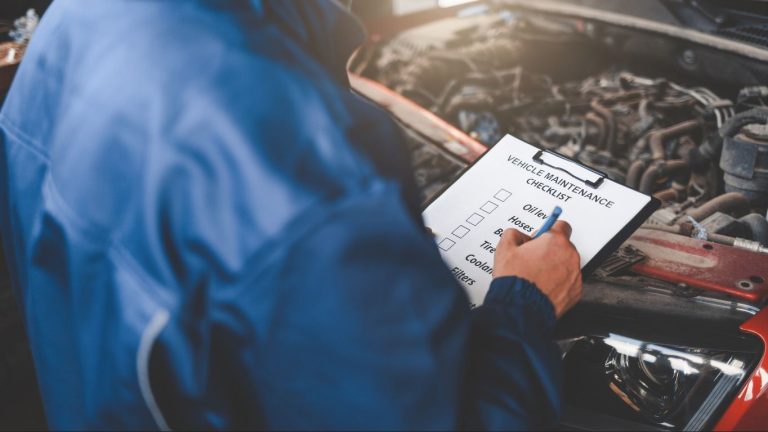 Conducir en otoño: qué revisar en el coche antes de hacer una escapada